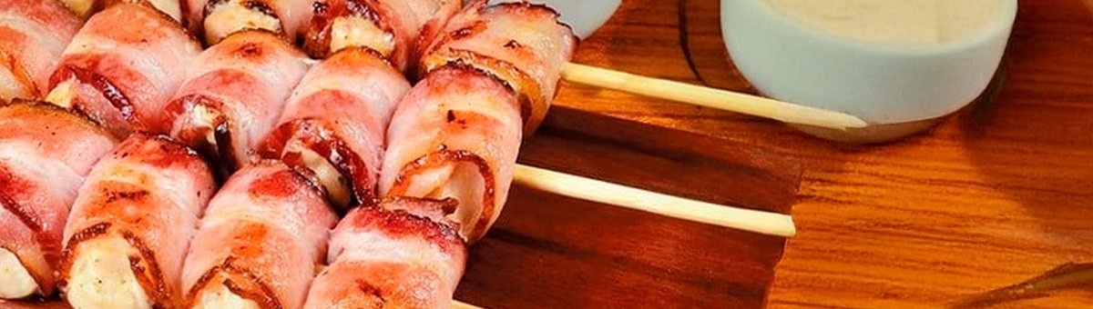 Espetinhos de frango enrolados no bacon
